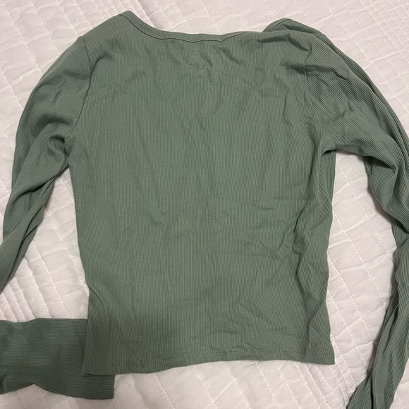 Green Button front Baby Tee Hollister - Picture 2 of 2